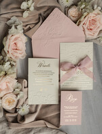 Zaproszenia ślubne z perełkami / tłoczeniem Tłoczone kwiaty na zaproszeniach ślubnych Eleganckie złote zaproszenia ślubne ze wstażką, Złote zaproszenie na ślub z tłoczeniem, zaproszenia na ślub w stylu glamour0