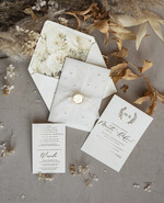 Zaproszenia ślubne z perełkami / tłoczeniem zaproszenia ślubne z perełkami, minimalistyczne zaproszenie na ślub z perełkami i kalką, rwane złocone zaproszenie na ślub cywilny perły5