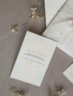 Zaproszenia ślubne z perełkami / tłoczeniem zaproszenia ślubne z perełkami, minimalistyczne zaproszenie na ślub z perełkami i kalką, rwane złocone zaproszenie na ślub cywilny perły9