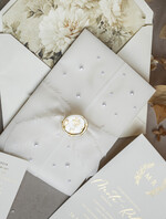 Zaproszenia ślubne z perełkami / tłoczeniem zaproszenia ślubne z perełkami, minimalistyczne zaproszenie na ślub z perełkami i kalką, rwane złocone zaproszenie na ślub cywilny perły11