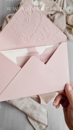 Zaproszenia ślubne z perełkami / tłoczeniem Tłoczone kwiaty na zaproszeniach ślubnych Eleganckie złote zaproszenia ślubne ze wstażką, Złote zaproszenie na ślub z tłoczeniem, zaproszenia na ślub w stylu glamour1