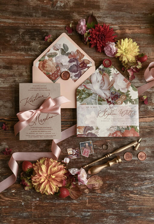  Natura rustykalne zaproszenia ślubne brzoskwiniowa koperta bordo jesienne kwiaty dalie 