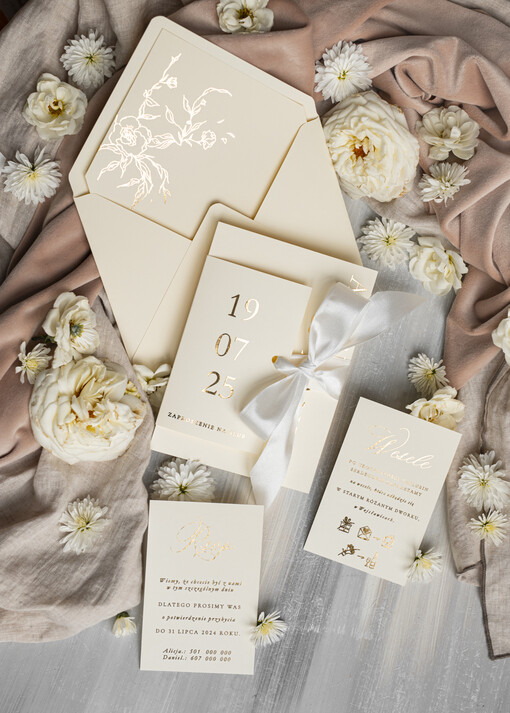  Złote Glamour złote zaproszenia ślubne robione na zamówienie, zaproszenia ślubne w stylu glamour, nowoczesne złote zaproszenia ze wstążką, eleganckie zaproszenia ślubne ze złotymi napisami