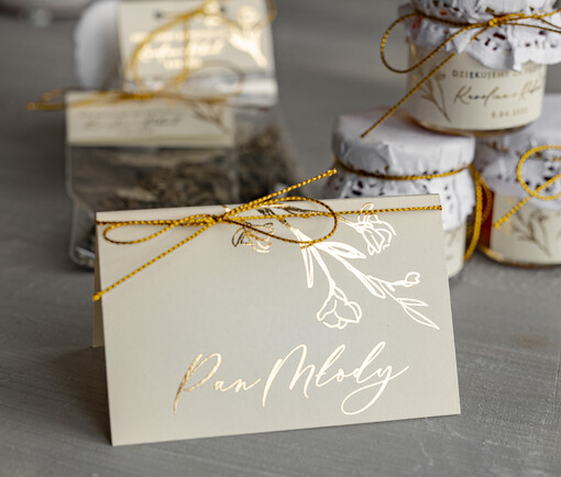  glamour ślubne winietki na stół weselny, złote litery złoty sznurek, winietki dekoracja na stoły weselne, karteczki z imionami gości weselnych 