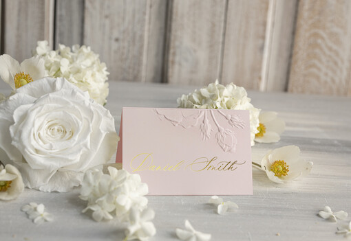  glamour tłoczone winietki ślubne, ślubne wizytówki na stoły weselne delikatne winietki na stół weselny, tłoczone kwiaty na winietkach ślubnych, złote litery na winietkach ślubnych 