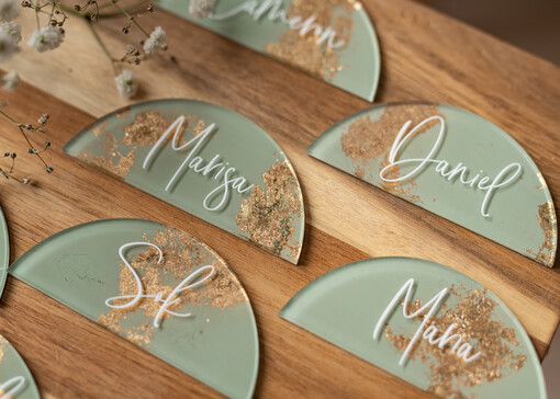  glamour szałwiowe eleganckie winietki ślubne, złote wizytówki dla gosci weselnych, miętowe winietki z pleksy malowane farbą , winietki na stół weselny, 
