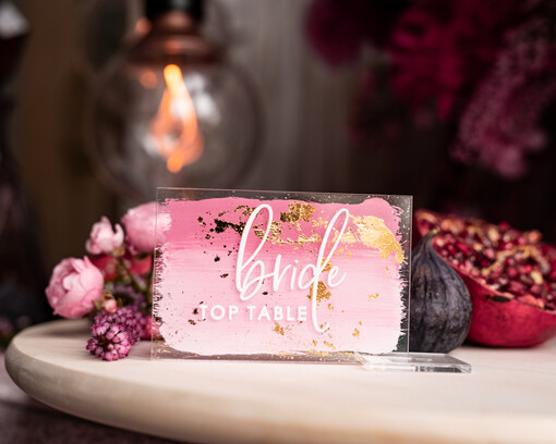  glamour eleganckie winietki ślubne, złote wizytówki dla gosci weselnych, winietki z pleksy malowane farbą w odcieniu różu, winietki na stół weselny