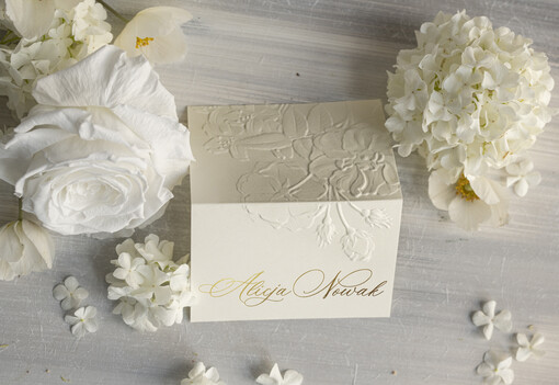  glamour ozdobne winietki na ślub wizytówki dla gości weselnych, eleganckie winietki z tłoczonymi kwiatami, tłoczone kwiaty na winietkach ślubnych