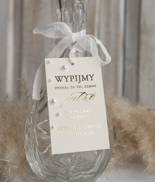  glamour złote ślubne zawieszki na alkohol, zawieszki na butelkę z perełkami, rózne treści na zawieszkach ślubnych, zawieszki ze złotymi literami i perełkami