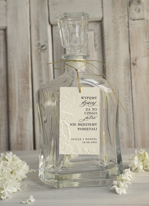  glamour etykieta na alkohol weselny, piękne eleganckie tłoczone zawieszki ślubne, zawieczki na wesele z tłoczonymi kwiatami 