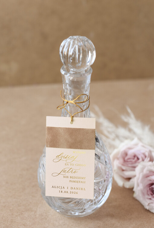  glamour zawieszka na wino i wódkę weselną różne treści, etykieta na alkohol weselny, zawieszki na weselne trunki, welurowa elegancka zawieszka na weselny alkohol 