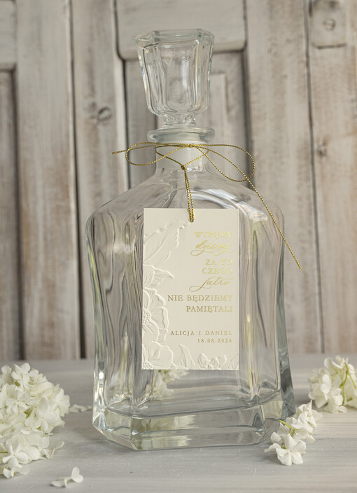  glamour etykieta na alkohol weselny, piękne eleganckie tłoczone zawieszki ślubne, zawieczki na wesele z tłoczonymi kwiatami 