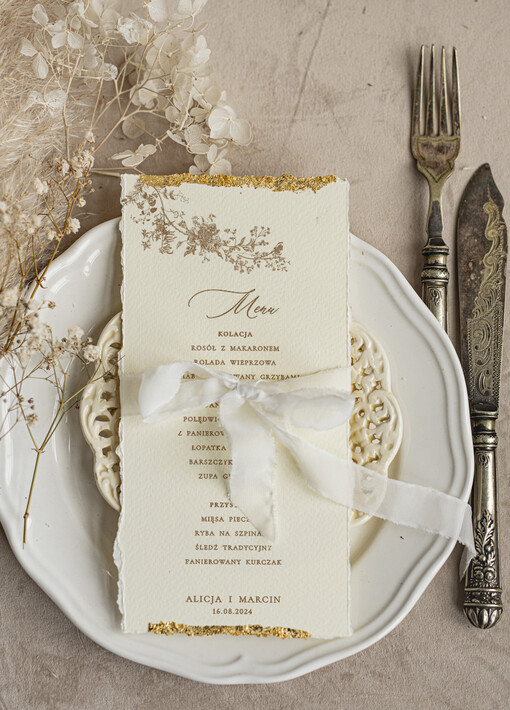  glamour darte menu weselne, karta dań zdobiona płatkami złota, menu na stoły weselne ozdobione złotem, złote menu ślubne