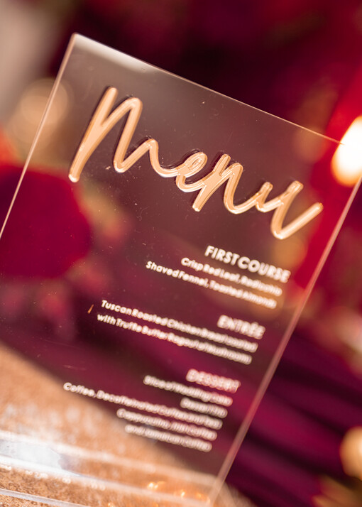  glamour nowoczesna forma karty dań na weselu, akrylowe menu weselne, stojąca karta dań, menu weselne w stylu glamour