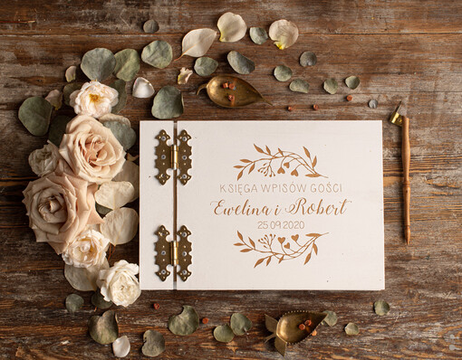  Drewniane  album ślubny do wpisów gości, okładka z drewna grawerowane imiona i data