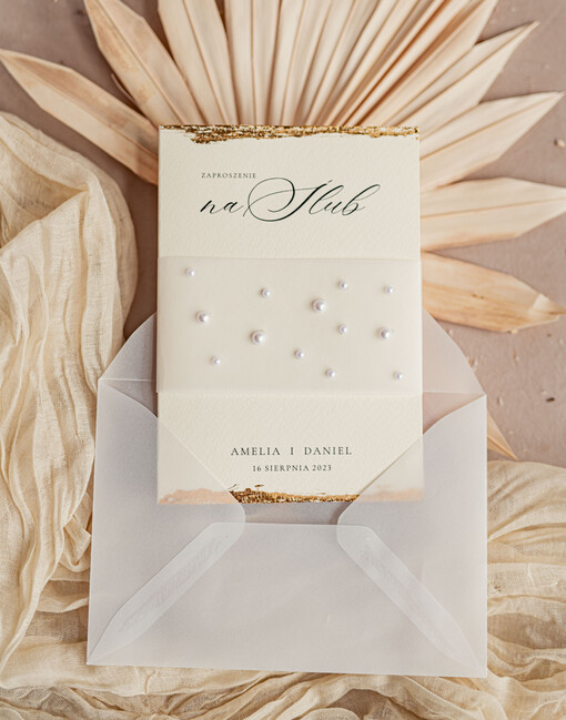 próbki zaproszeń próbka złocone zaproszenia ślubne z perełkami kalkowa koperta, Serwis Próbkowy minimalistyczne zaproszenie na ślub z perełkami i kalką, kalkowa obwoluta z perłami złocone zaproszenie na ślub cywilny perły