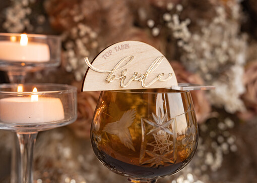  rustykalne rustykalne drewniane winietki na ślub, złote napisy na winietkach, tabliczki z imionami gości weselnych, drewniane winietki ślubne