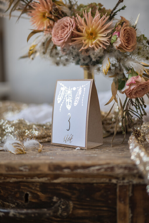  Glamour numerki na stół stoły weselne, styl glamour zlocone i błyszczące