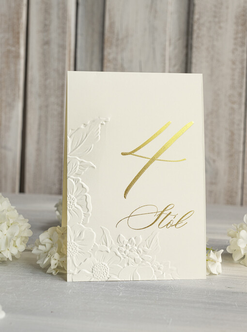  Glamour numerki na stół weselny z tłoczonymi kwiatami, eleganckie numerki na stoły weselne, tłoczone numerki na stół weselny, dekoracja stołów weselnych tłoczone kwiaty