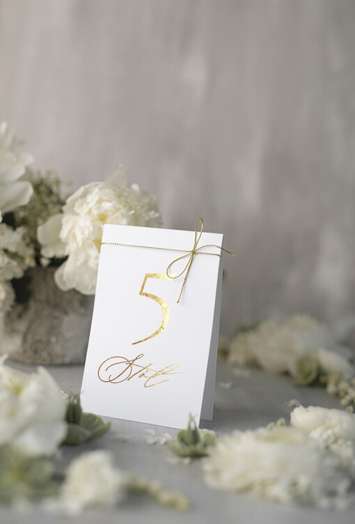  Glamour numerki na stół stoły weselne, styl glamour zlocone i błyszczące