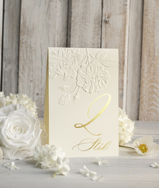  Glamour numerki na stół weselny z tłoczonymi kwiatami, eleganckie numerki na stoły weselne, tłoczone numerki na stół weselny, dekoracja stołów weselnych tłoczone kwiaty