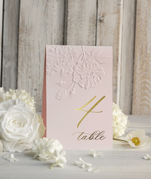  Glamour numerki na stół weselny z tłoczonymi kwiatami, eleganckie numerki na stoły weselne, tłoczone numerki na stół weselny, dekoracja stołów weselnych tłoczone kwiaty
