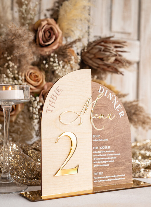  rustykalne drewniane menu na stół weselny, rustykalne menu na stol weselny, złote napisy na menu weselnym, drewniana karta dań, rustykalna karta dan, zestaw menu i numerek na stół 