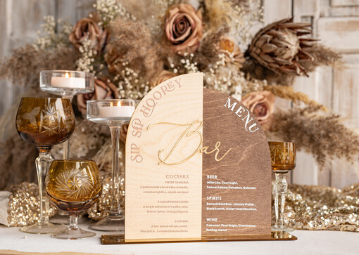  rustykalne drewniane menu na stół weselny, rustykalne menu na stol weselny, złote napisy na menu weselnym, drewniana karta dań, rustykalna karta dan