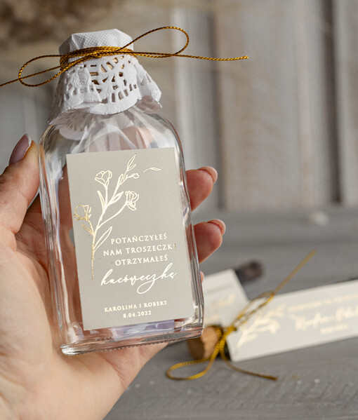  Butelki fajne pomysły na podziękowania dla gości, kacóweczki z personalizacją na własny trunek, złote buteleczki podziękowania dla gości weselnych 