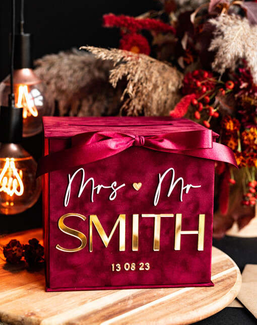  glamour Personalizowana bordowa welurowa kopertówka ze złotymi napisami, bordowy cieniowany welur, pudełko na koperty, pomysł na pudełko na pieniądze podczas wesela