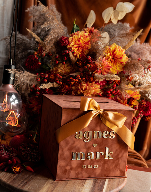  glamour Elegancka welurowa kopertówka ze złotymi napisami, brązowo złoty cieniowany welur, różowe pudełko na koperty ze złotymi napisami 