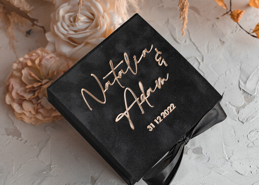  glamour czarna welurowa szkatułka na obrączki wasze imiona i data, welurowe pudełko na obrączki ślubne, eleganckie aksamitne pudełko na obrączki ze złotymi napisami