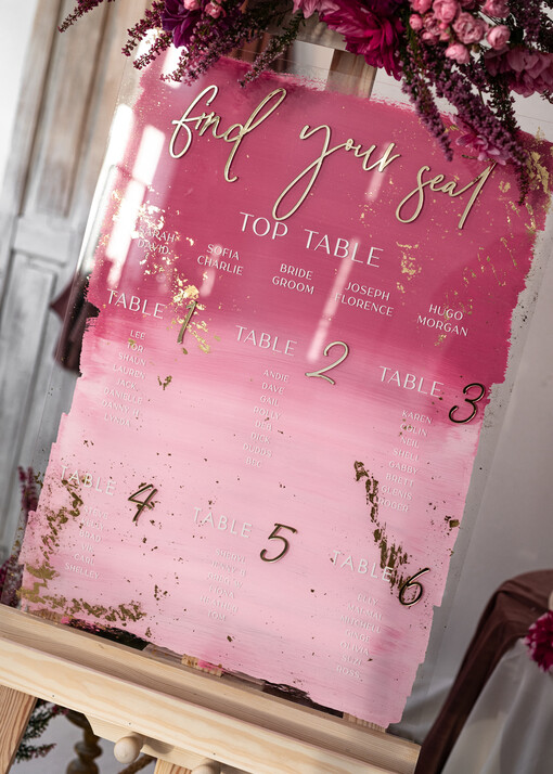  na pleksie - akryl Różowy Plan Stołów z pleksi, Tablica powitalna weselu, elegancka powitalna plansza ze złotymi literami, rama plan stołów