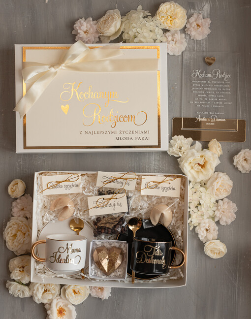  zestawy prezentowe kubki filiżanki pomysł na prezent dla Rodziców na weselu, filiżanki biała i czarna dla Rodziców, prezent dla Rodziców od Młodej Pary, podziękowanie dla Rodziców 