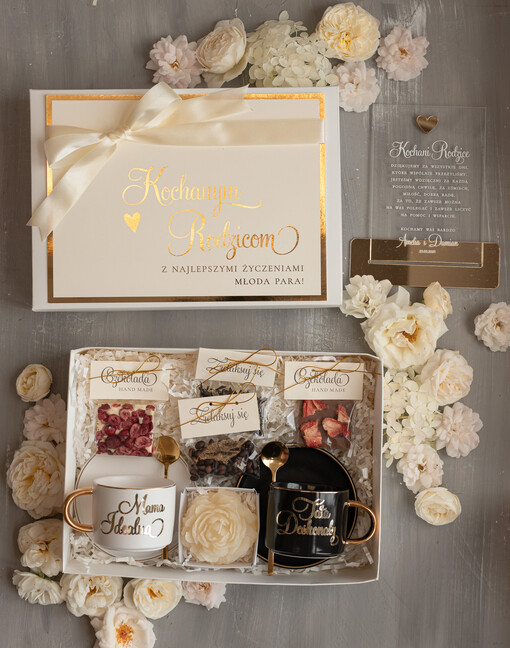  zestawy prezentowe kubki filiżanki pomysł na prezent dla Rodziców na weselu, filiżanki biała i czarna dla Rodziców, prezent dla Rodziców od Młodej Pary, podziękowanie dla Rodziców 