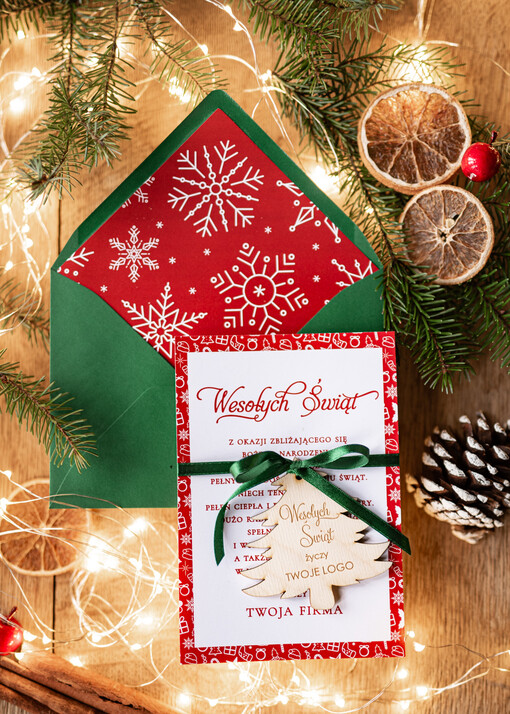  z magnesem lub zawieszką na choinkę kartki świąteczne dla firmy z logo kartki z drewnianą bombką   kartki świąteczne dla firm Drewniana bombka zawieszka na choinke