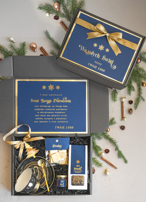  kubki, filiżanki, kubki termiczne kosze prezentowe dla firm, prezenty biznesowe z filiżanką z kawą i herbatą, upominki na święta dla pracowników i kontrahentów, personalizowane prezenty firmowe, zestawy świąteczne z logo, firmowe upominki świąteczne