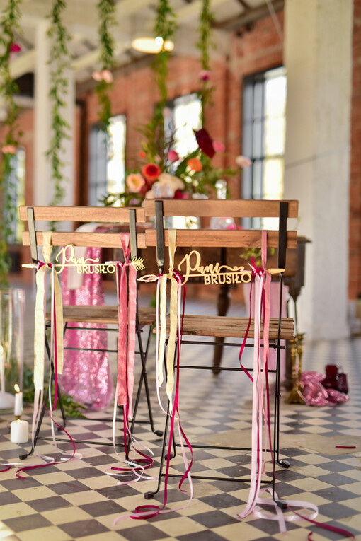  tabliczki z napisami  akcesoria ślubne, drewniane napisy na krzesła Pary Młodej z ozdobnymi wstążkami 