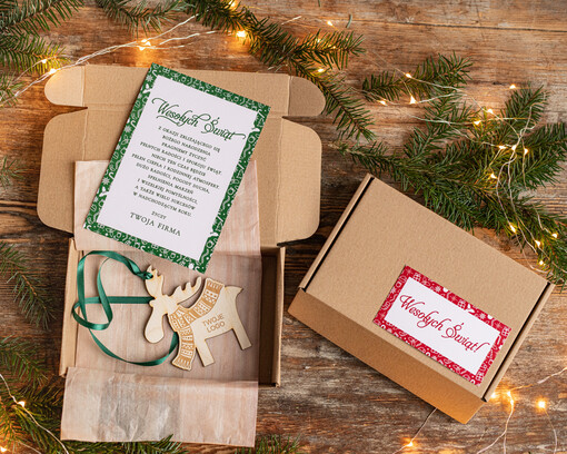  drobne prezenty dla firm Prezent od firmy na święta Drewniana bombka z logo firmy Kartka Świąteczna Firmowa z Logo w Pudełku 