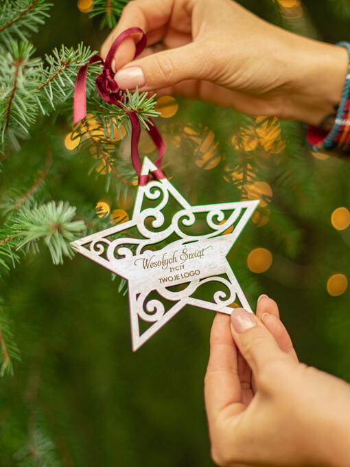  drobne prezenty dla firm Prezent od firmy na święta, zawieszki bombka na choinkę drewniana  Drewniana Bombka z logo firmy