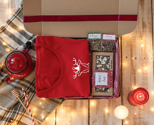  koszulki pomysł na prezent świąteczna koszulka różne rozmiary, czerwona świąteczna koszulka, koszulka świąteczna z nadrukiem,  prezent na święta koszulka z nadrukiem 