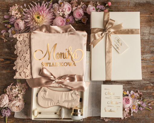 boxy prezentowy dla Świadkowej, prośba o świadkowanie  box prezentowy dla druhny satynowa podomka z koronką elegancki w pięknym beżowym kolorze 
