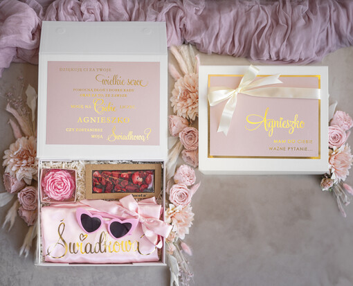 Prezenty dla świadków boxy prezentowy dla Świadkowej, prośba o świadkowanie  personalizowany prezent dla świadkowej, box dla świadkowej z szlafrokiem, oryginalny prezent dla świadkowej Mamy do Ciebie bardzo ważne pytanie… Czy zostaniesz naszą Świadkową?