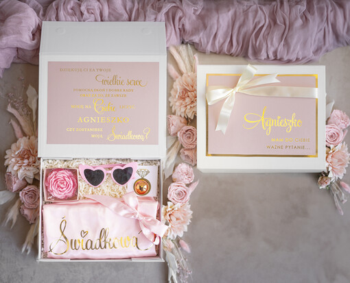 Prezenty dla świadków boxy prezentowy dla Świadkowej, prośba o świadkowanie  personalizowany prezent dla świadkowej, box dla świadkowej z szlafrokiem, oryginalny prezent dla świadkowej Mamy do Ciebie bardzo ważne pytanie… Czy zostaniesz naszą Świadkową?