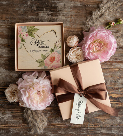  Prezenty dla Babci Prezent Dla Babci Drewniana Kartka Serce  w Pudelku Pomysł na Prezent  Dzień Babci życzenia dla Babci w Pudełku
