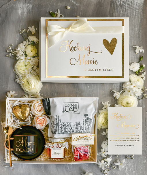  zestawy w welurowych i ozdobnych pudełkach  Zestaw Prezentowy na Dzień Mamy - Box Upomienk Kubek z napisem Mama doskonała życzenia