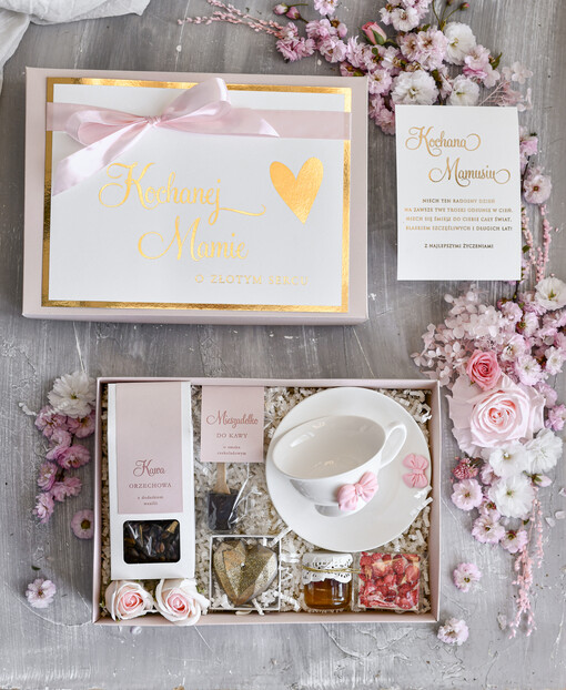 Prezenty dla Mamy zestawy w welurowych i ozdobnych pudełkach  Zestaw Prezentowy na Dzień Mamy - Box Upominek Kubek z napisem Mama idealna 