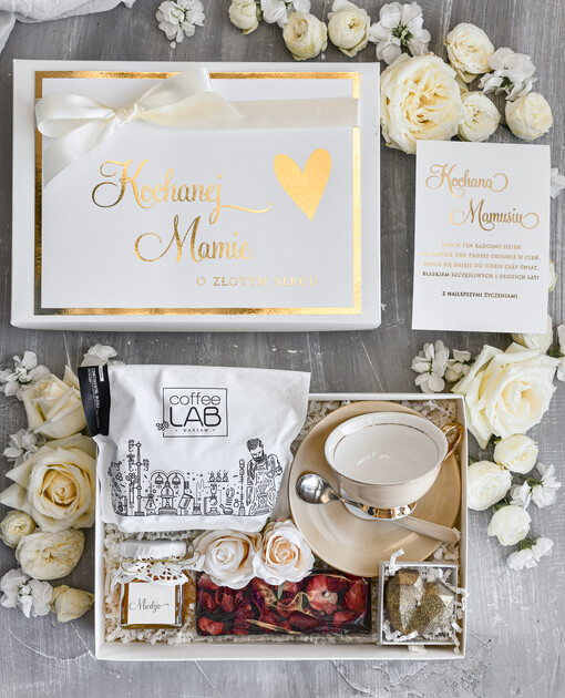 Prezenty dla Mamy zestawy w welurowych i ozdobnych pudełkach  Box Prezentowy na Dzień Mamy - Prezent dla Mamy Upominek Kubek z napisem Mama idealna 