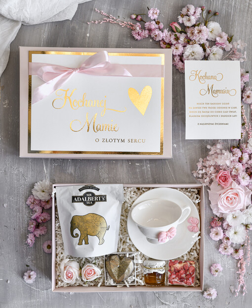 Prezenty dla Mamy zestawy w welurowych i ozdobnych pudełkach  Zestaw Prezentowy na Dzień Mamy - Box Upominek Kubek z napisem Mama idealna 