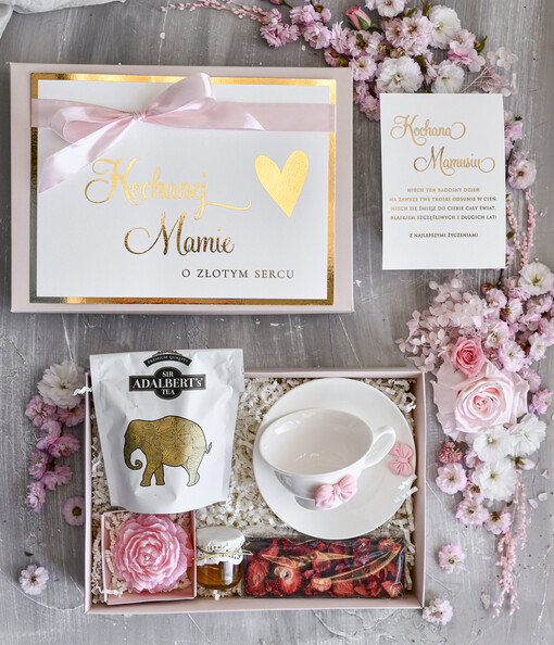 Prezenty dla Mamy zestawy w welurowych i ozdobnych pudełkach  Box Prezentowy na Dzień Mamy - Prezent dla Mamy  Upominek  Kubek z napisem Mama idealna